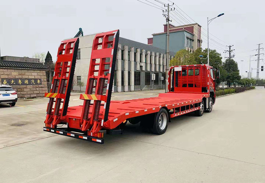 重汽豪沃小三軸平板運(yùn)輸車(chē)