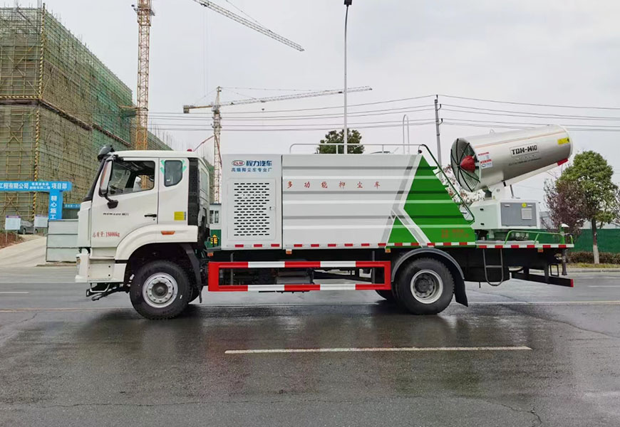 重汽豪沃單橋多功能抑塵車